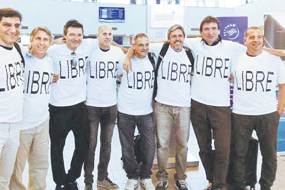 La foto que el grupo se sacó en el aeropuerto de Rosario antes de viajar. Los fallecidos son Hernán Mendoza , Alejandro Pagnucco , Ariel Erlij , Diego Angelini y Hernán Ferruchi. (Fuente: Télam)