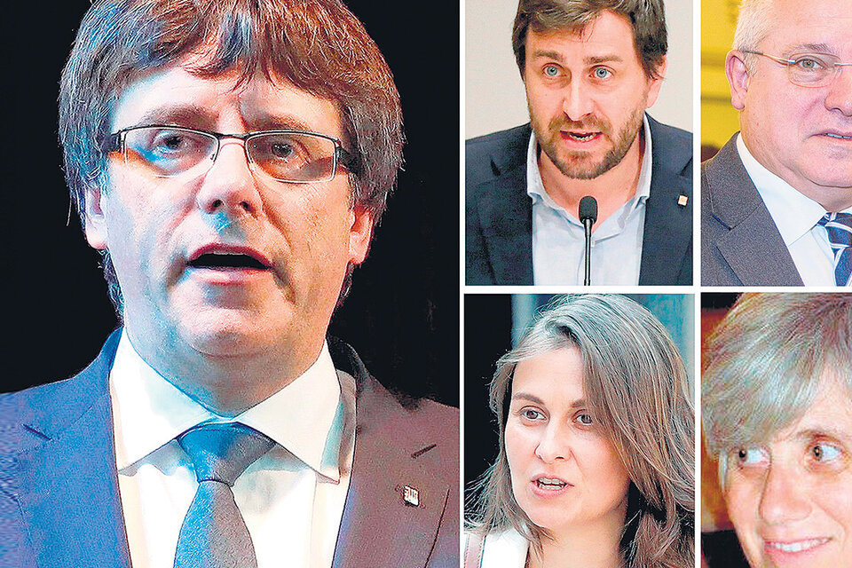 Puigdemont y los cuatro ex ministros que enfrentan una orden de captura internacional por sedición. (Fuente: EFE)