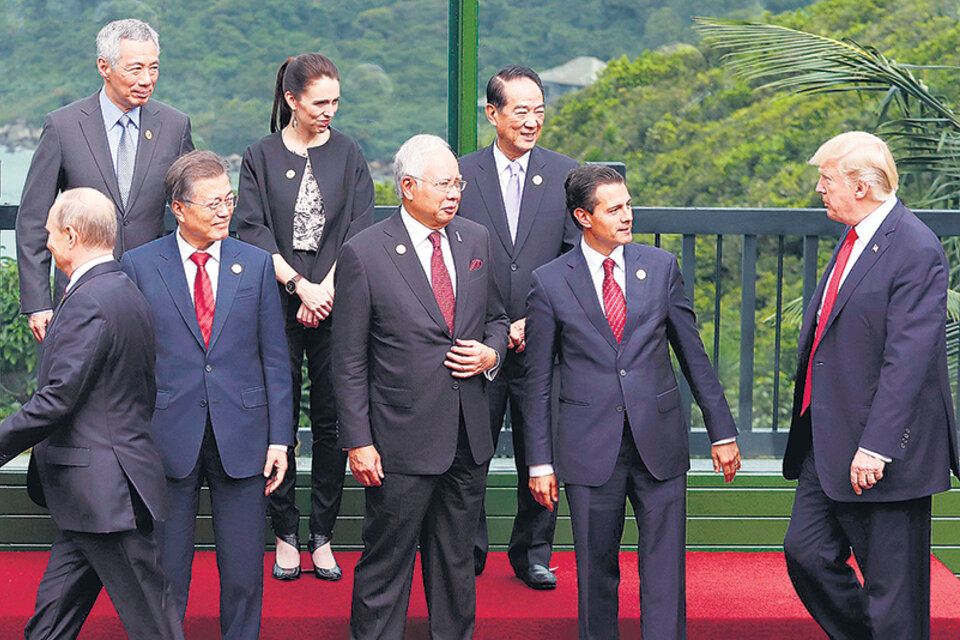 De iz. a der. participaron de la cumbre APEC: Abe, Putin, Jae-in, Rasak, Peña Nieto y Trump, entre otros líderes mundiales.