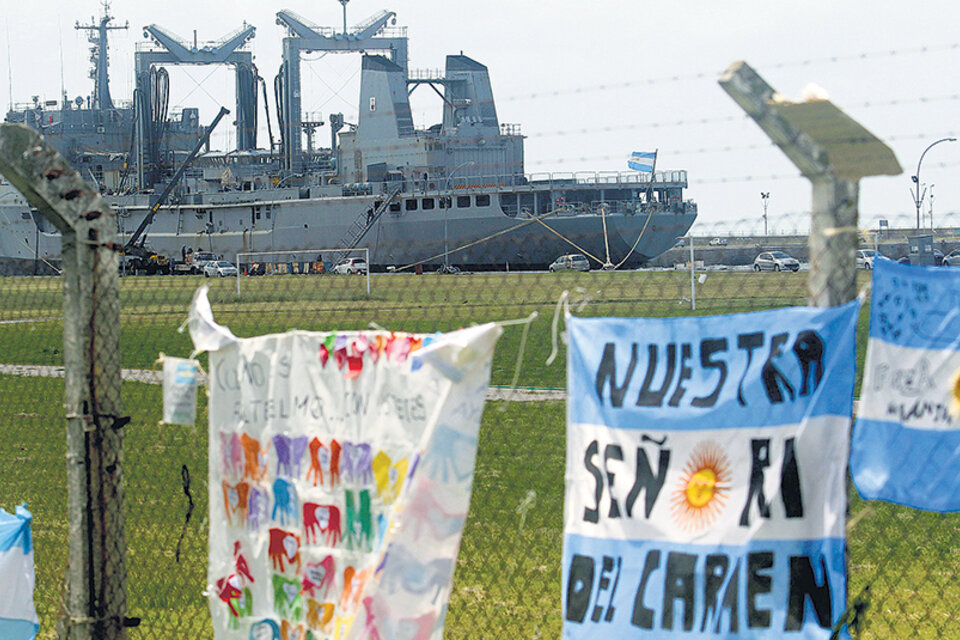 Los mensajes de la reja exterior de la Base Naval de Mar del Plata, con homenajes y muestras esperanzadoras de los familiares y vecinos.