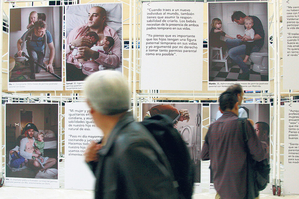 Papás suecos”, la muestra de fotografías en el hall de la estación Retiro, del fotógrafo sueco Johan Bävman. (Fuente: Jorge Larrosa)