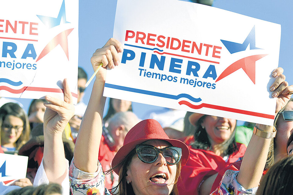 Los seguidores de Piñera se dieron cita ayer en el Parque Renato Poblete de Quinta Normal. (Fuente: AFP)