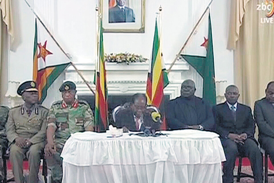 Días atrás, las Fuerzas Armadas se alzaron contra el gobierno de Mugabe y lo detuvieron.