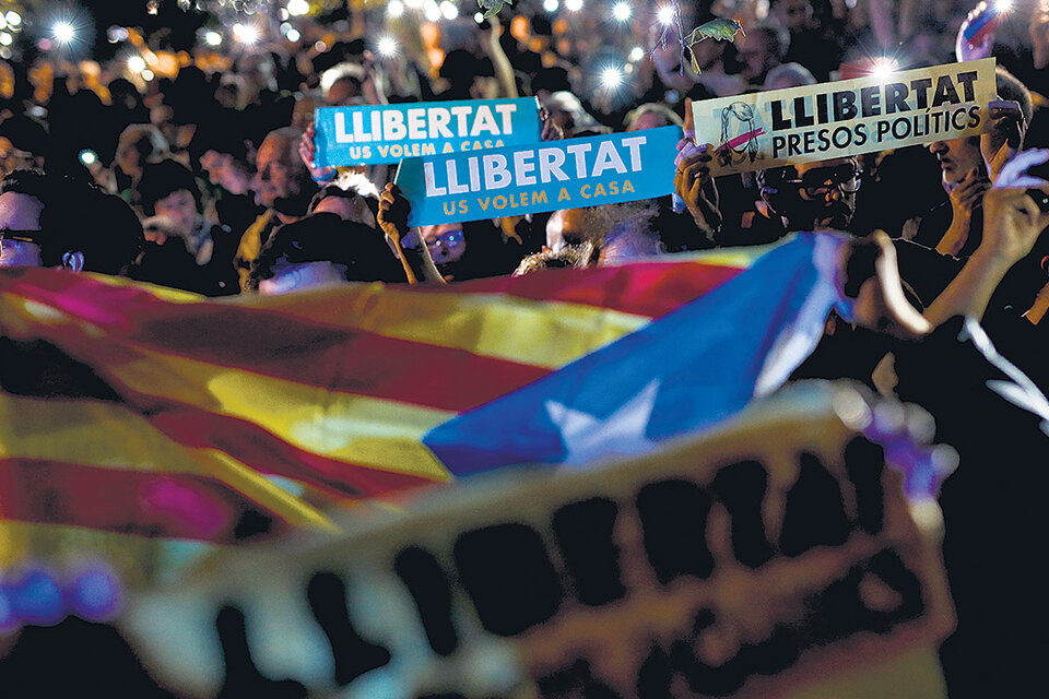 Manifestantes piden la liberación de los ocho depuestos funcionarios del gobierno catalán.