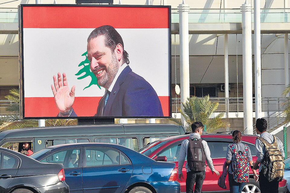 Carteles en Beirut muestran la imagen de Hariri, quien fue invitado por Macron a una estadía en Francia. (Fuente: EFE)