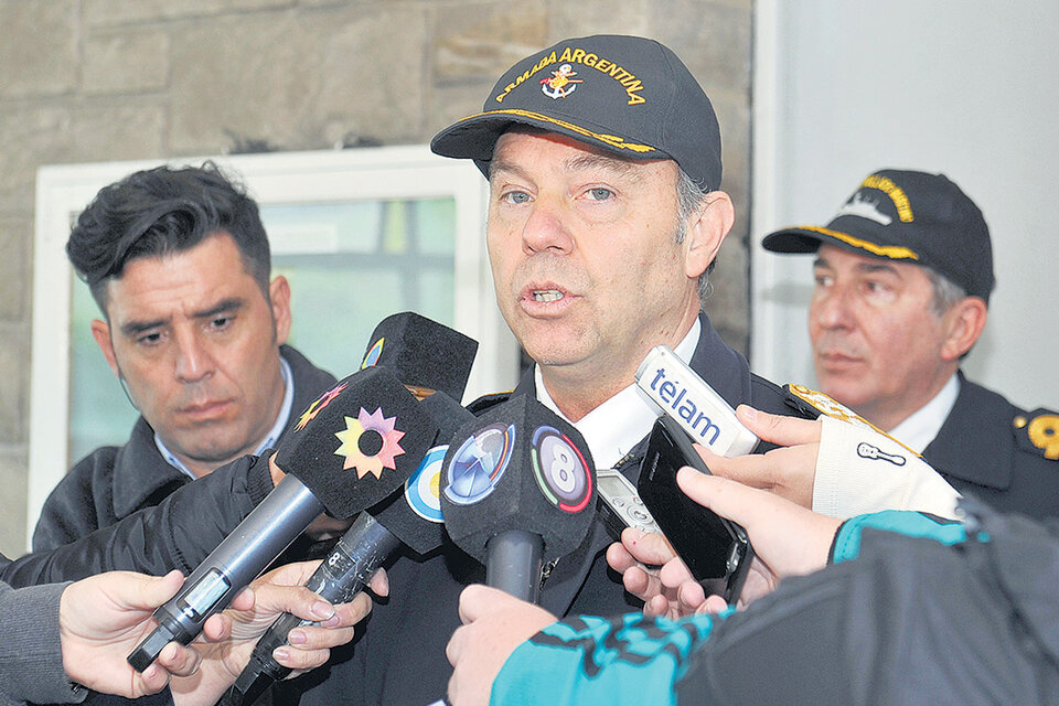 El jefe de la Base Naval de Mar del Plata, en conferencia de prensa, explica detalles del operativo. (Fuente: Télam)