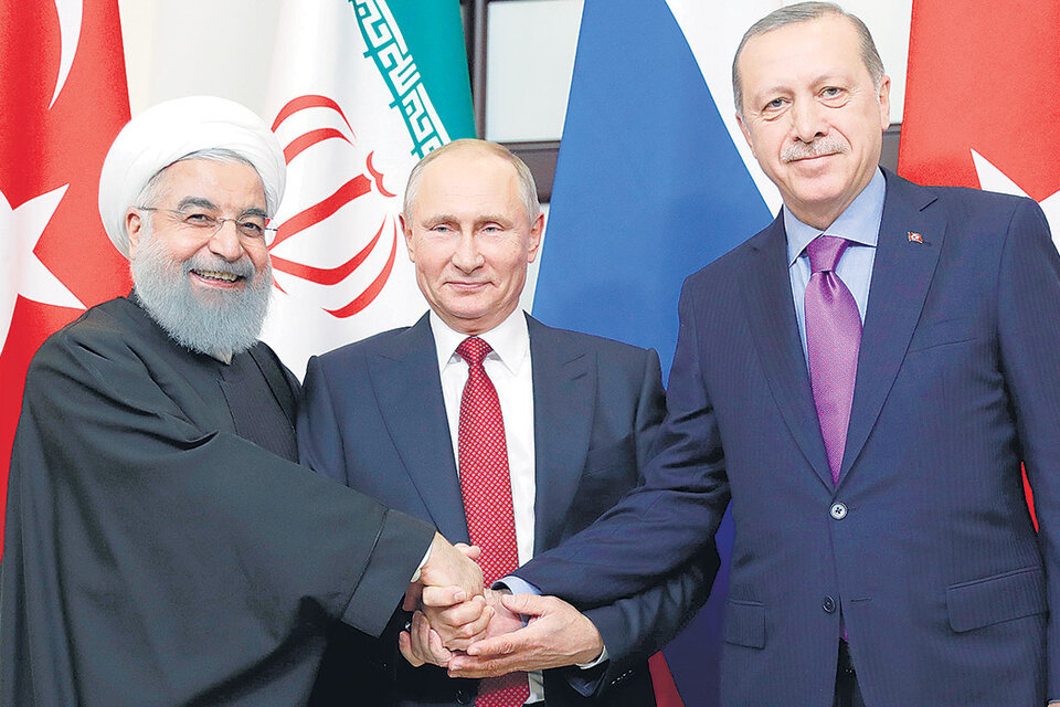 De izq. a der.: los presidentes Hassan Rohani (Irán), Vladimir Putin (Rusia) y Recep Tayyip Erdogan (Turquía). (Fuente: AFP)