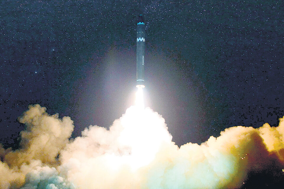 Imagen de la agencia norcoreana KCNA del lanzamiento del misil Huasong 15, realizado el martes pasado por el régimen de Kim. (Fuente: AFP)