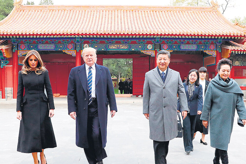 Trump y Xi, junto a sus esposas Melania y Peng, ingresan a la Ciudad Prohibida para asistir a un espectáculo. (Fuente: EFE)