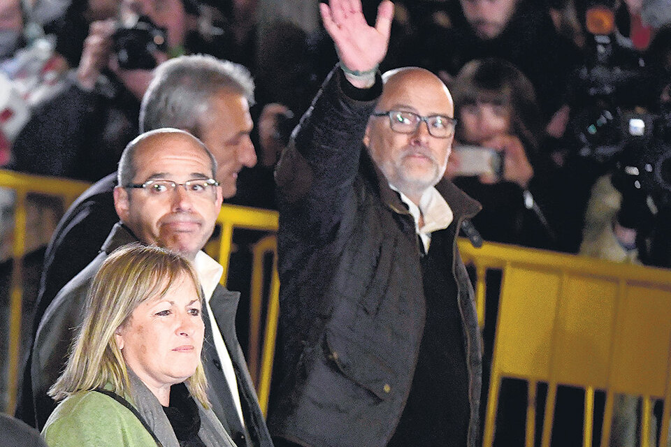 Acusados de sedición por haber apoyado la independencia de Cataluña, ex diputados del Parlament abandonan la Corte Suprema de Madrid. (Fuente: EFE)
