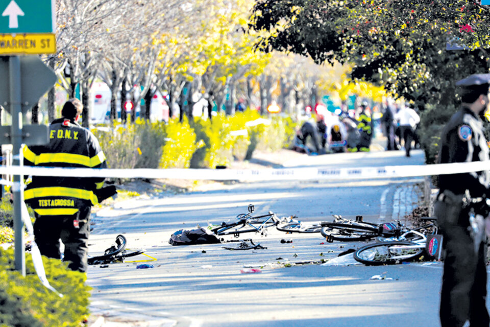 Restos de bicicletas y vidrios rotos en el camino del asesino de la bicisenda del sur de Manhattan en Nueva York. (Fuente: EFE)