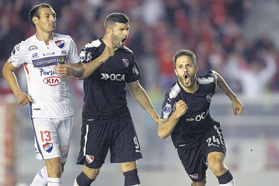 Martínez grita su tanto junto a Gigliotti, el otro goleador en la noche de Avellaneda. (Fuente: AFP)