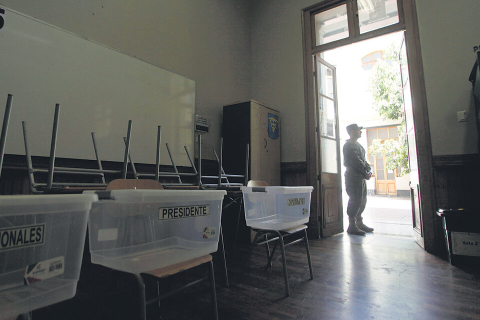 Una de las escuelas donde se vota hoy en las presidenciales y legislativas parciales. (Fuente: AFP)