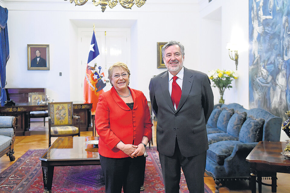 La mandataria socialista recibe en su despacho de La Moneda al candidato Alejandro Guillier.