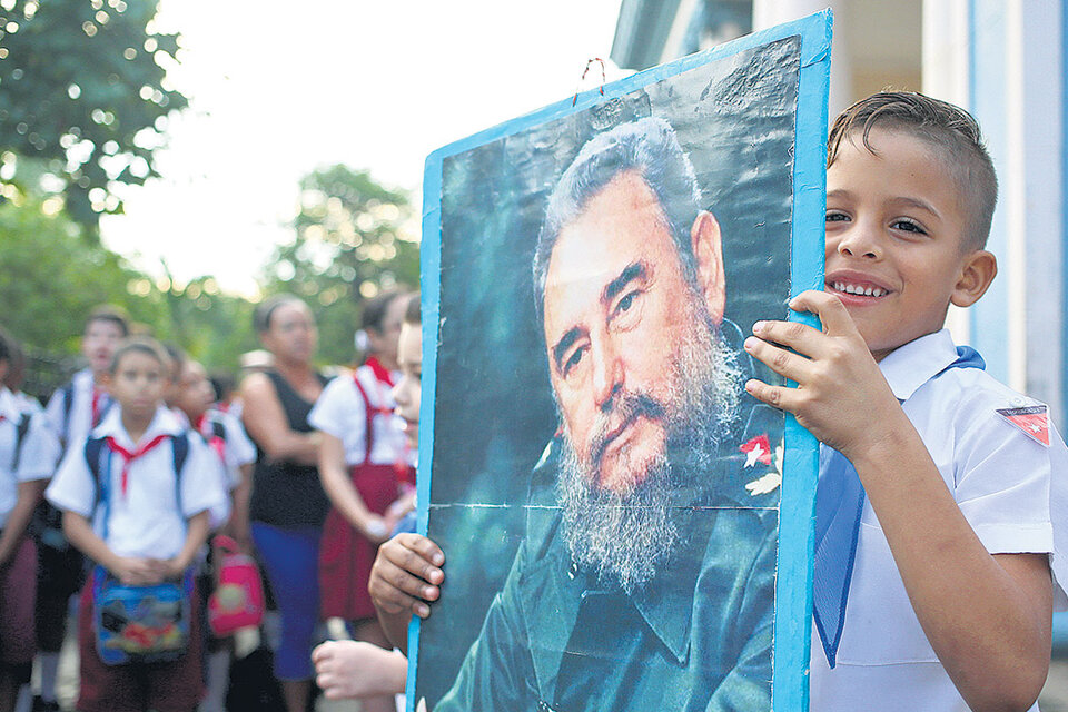 Estudiantes de una escuela primaria en La Habana participan de un homenaje en el aniversario de la muerte de Fidel castro.