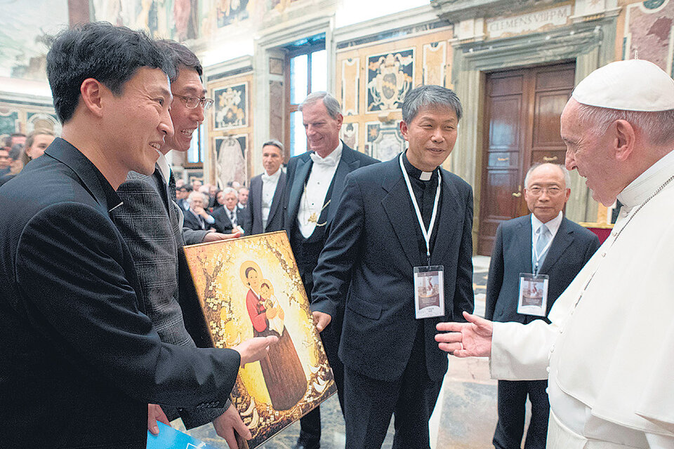 El Papa en el Vaticano con participantes de la conferencia para el desarme nuclear.