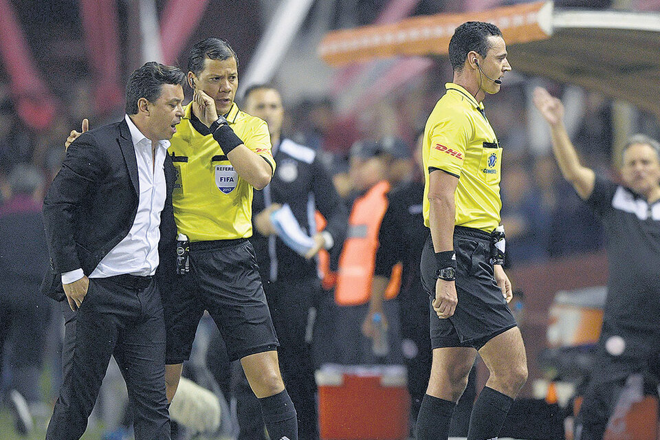 Gallardo protesta ante los árbitros por la mano de Marcone no cobrada. (Fuente: AFP)