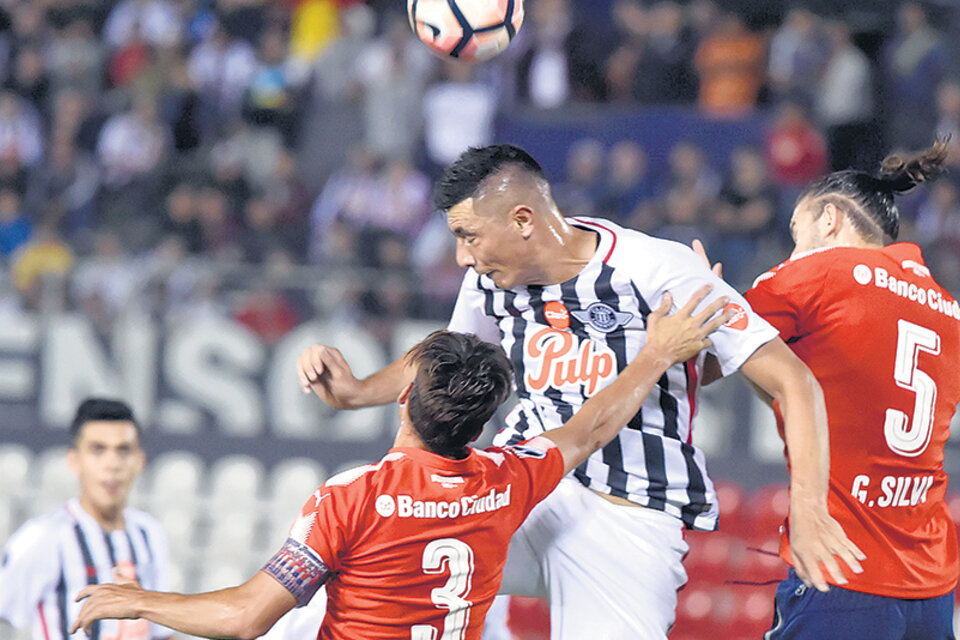 Tacuara Cardozo, autor del 1-0, gana en la altura ante Silva y Tagliafico. (Fuente: AFP)