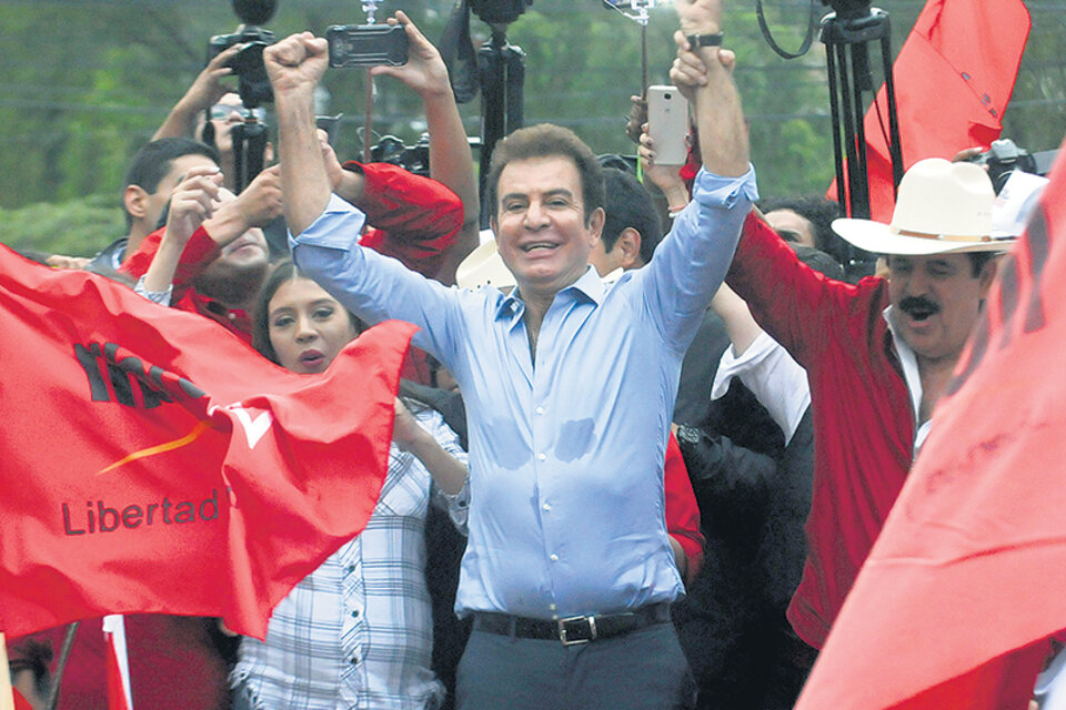 Nasralla, de la Alianza de Oposición contra la Dictadura, lidera en el conteo parcial. (Fuente: EFE)