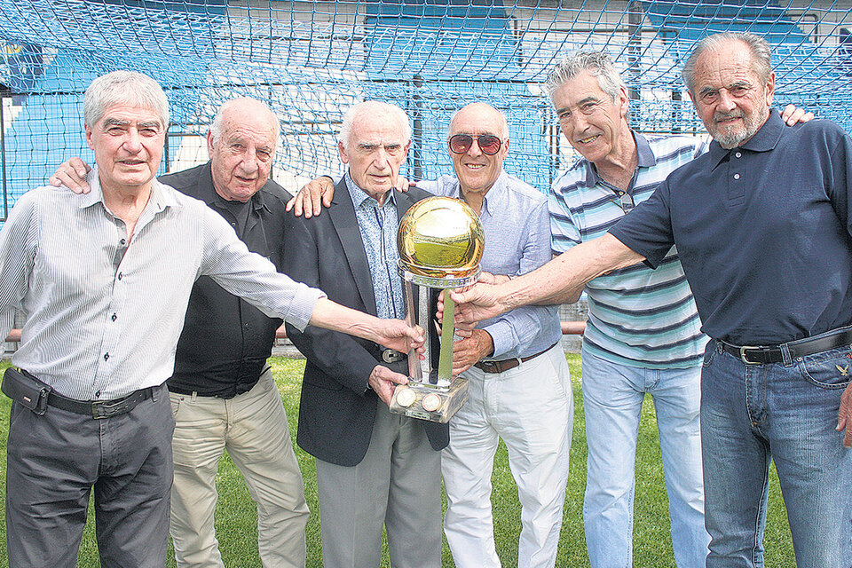 Cárdenas, Maschio, Pizzuti, Rulli, Díaz y Parenti muestran con orgullo la Copa Intercontinental. (Fuente: Alejandro Leiva)