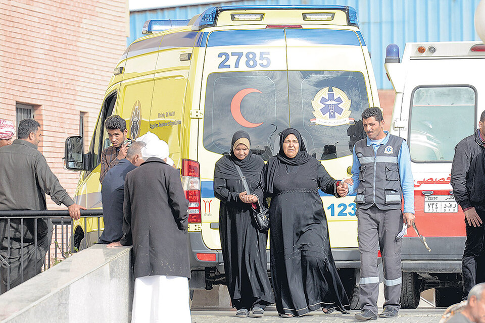 Familiares de las víctimas caminan delante de una ambulancia cerca del templo donde ocurrió el atentado. (Fuente: AFP)