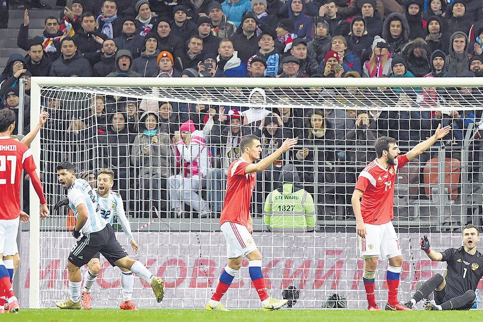 Agüero festeja el 1-0 en el estadio Luzhniki, ante unos 70.000 hinchas rusos. (Fuente: AFP)