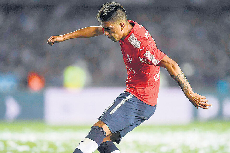Leandro Fernández saca el zurdazo que se convertirá en el único gol del partido. (Fuente: Télam)