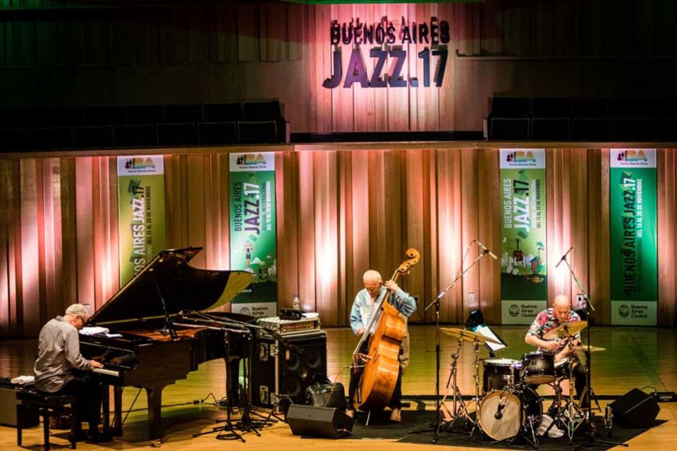 Este trío de piano, contrabajo y batería bien podría contener una idea de "clasicismo" en el jazz. (Fuente: Télam)