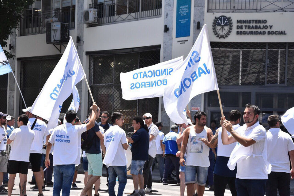 Trabajadores de Unilever manifestaron ayer en la esquina de San Lorenzo y Ovidio Lagos.