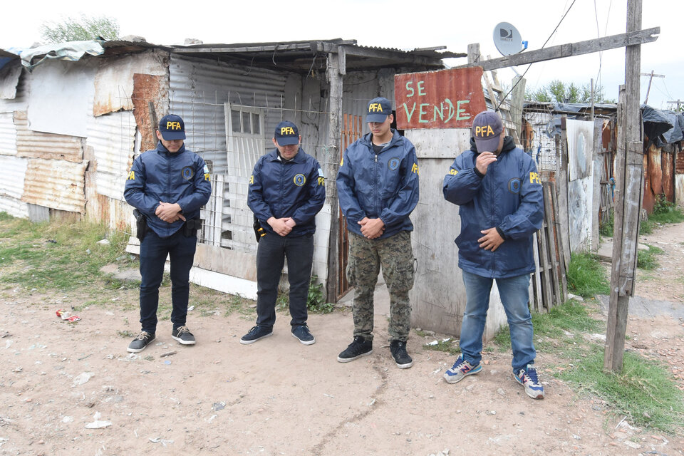 El operativo, ordenado por fiscales federales, fue llevado adelante por cien efectivos.