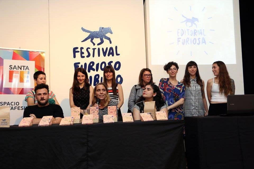 Parte del equipo organizador del Festival Furioso de Dibujo, durante el lanzamiento.