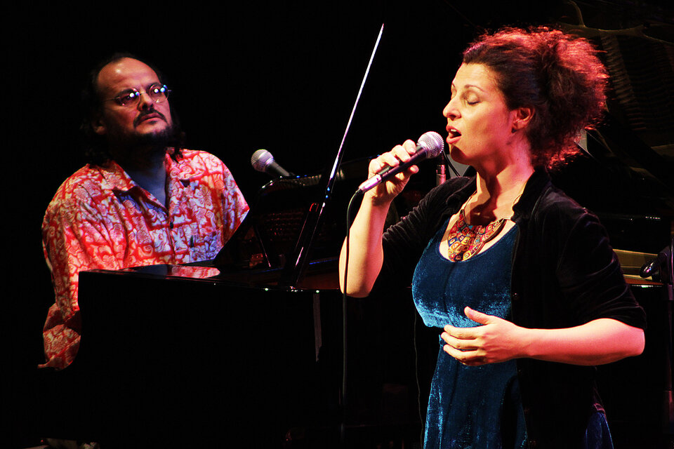 El pianista entrerriano Carlos "Negro" Aguirre y la cantante chilena Francesca Ancarola.