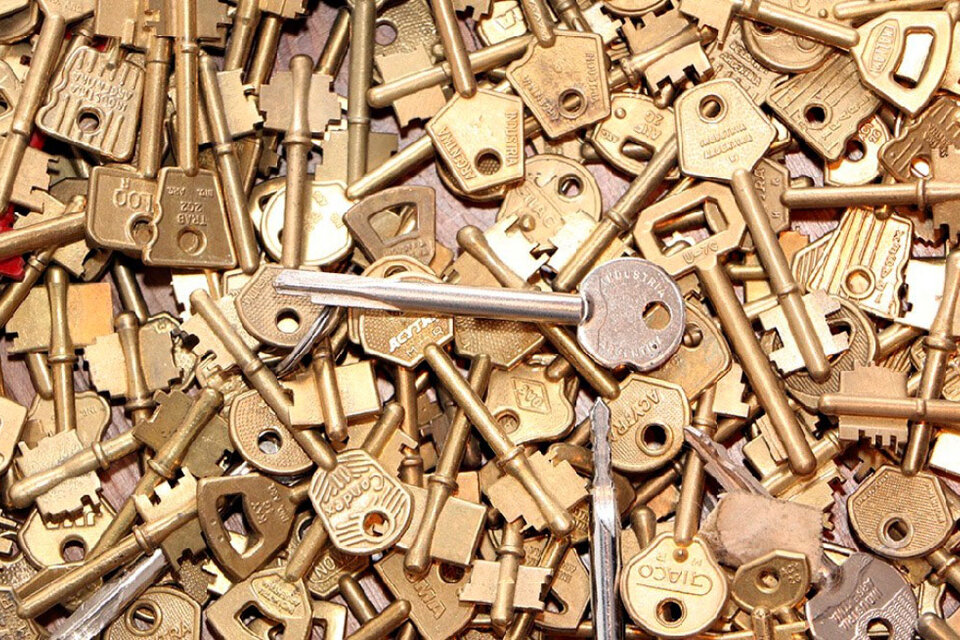 Las llaves de Calvari junto a la instalación de Mussano. (Fuente: Andres Macera)