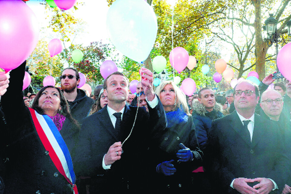Macron y Hollande participaron del homenaje a las víctimas; éstas piden que el Estado repare lo que sufrieron.