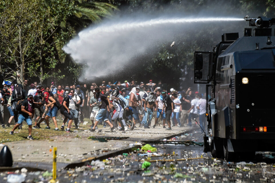 Un camión hidrante embiste a los manifestantes frente al Congreso. (Fuente: AFP)