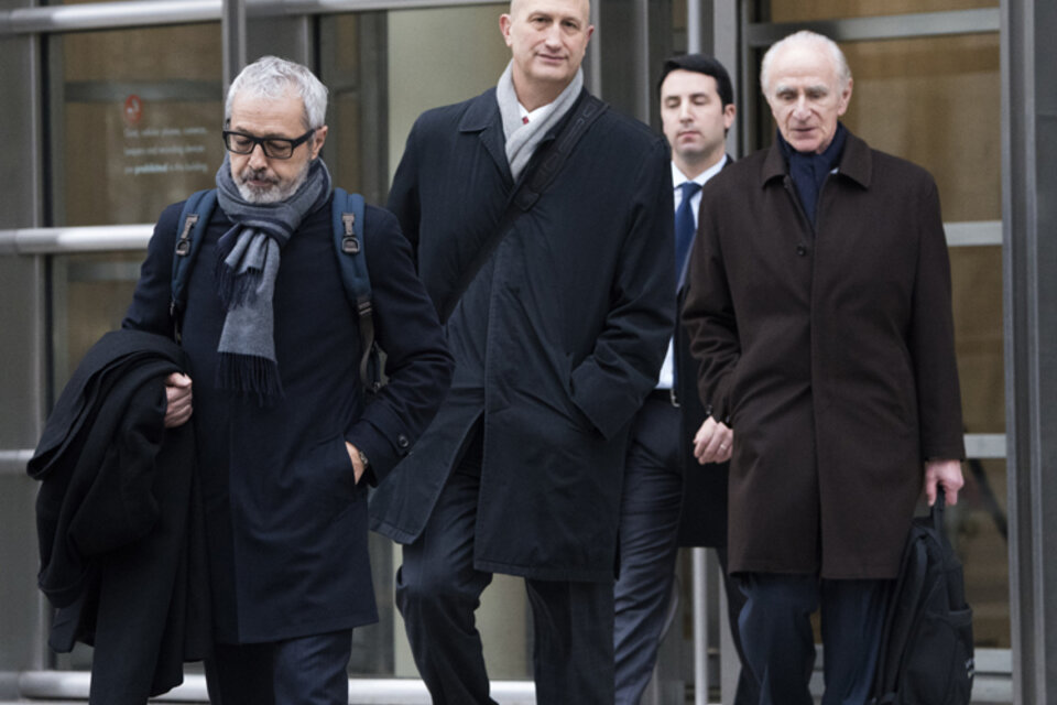 Los abogados de Marín salen de la Corte en Nueva York, tras el fallo adverso. (Fuente: AFP)