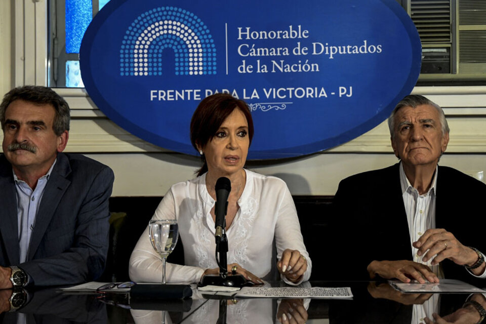 Cristina Kirchner, con el presidente del PJ, José Luis Gioja, a un lado y el titular del bloque del FpV, Agustín Rossi, al otro. (Fuente: Télam)