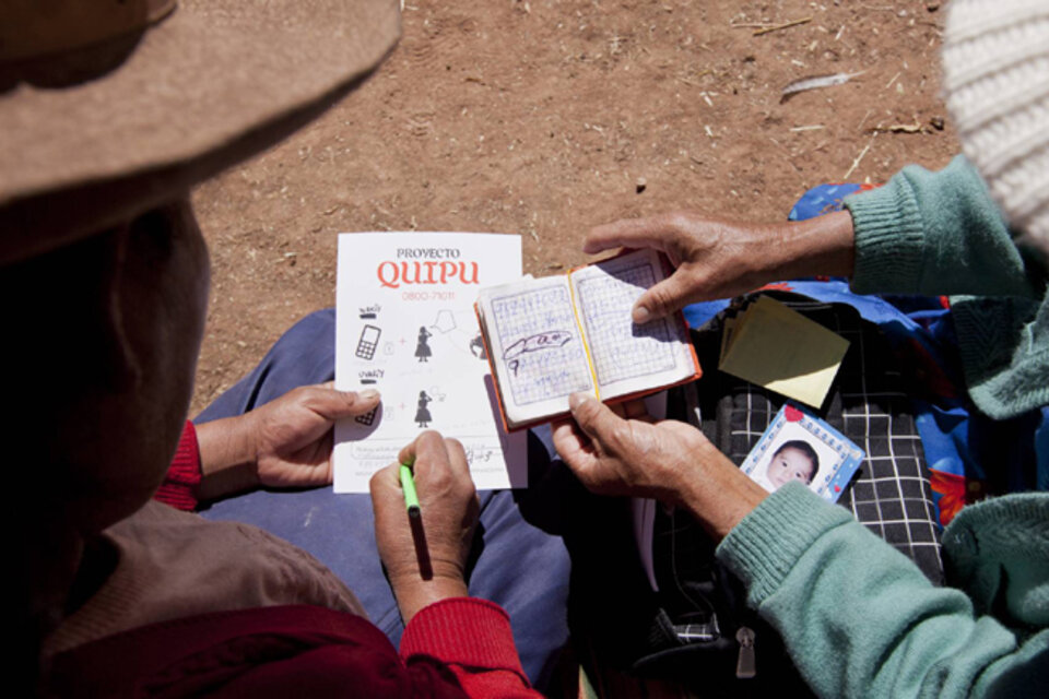 En el Perú profundo, las mujeres recibieron información sobre el Proyecto Quipu. (Fuente: Proyecto Quipu)