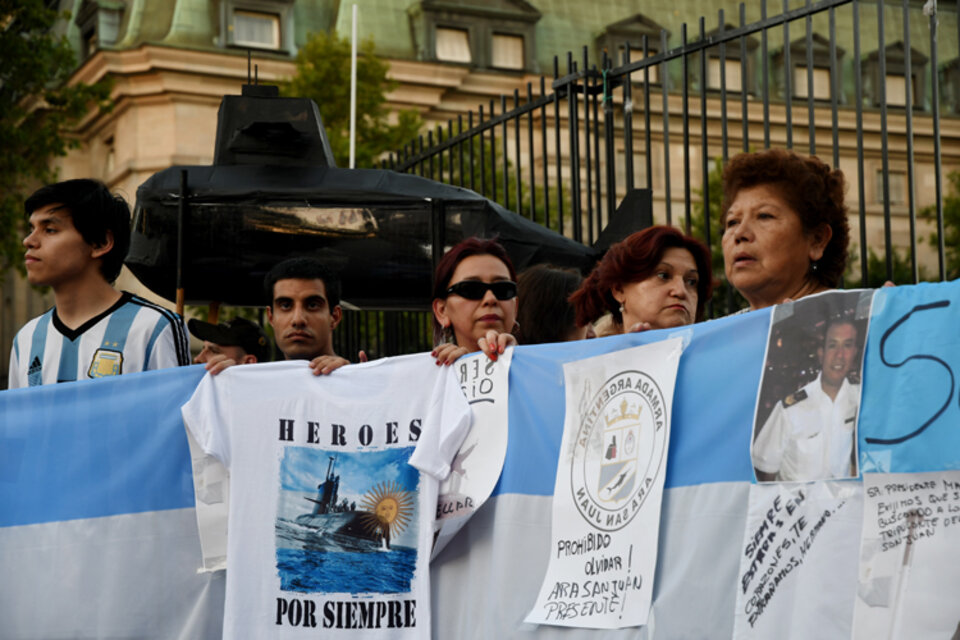 Familiares de los marinos, esta tarde en Plaza de Mayo. (Fuente: Télam)