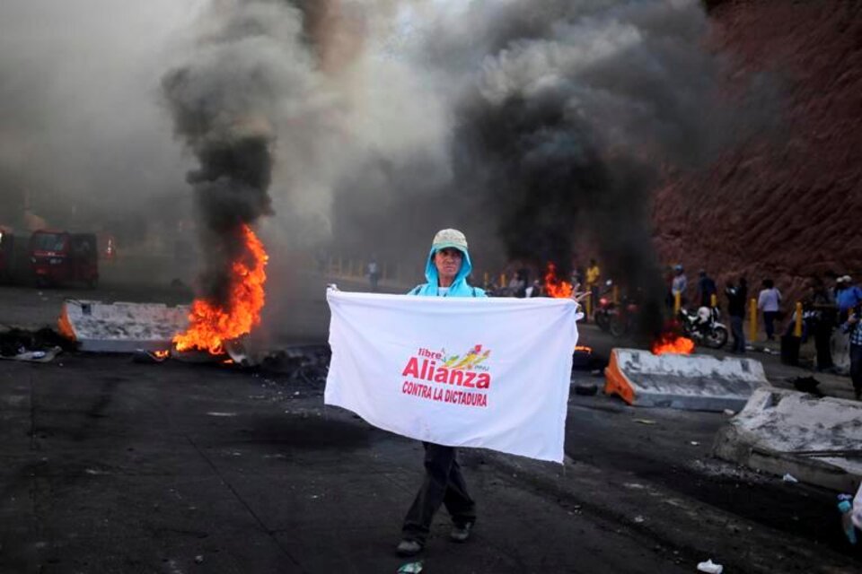Un simpatizante de la oposición, en los incidentes en Tegucigalpa. (Fuente: EFE)