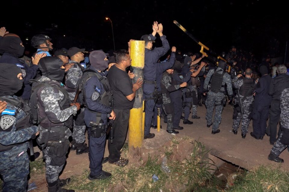Los efectivos de la policía reclaman que se supere la crisis política. (Fuente: EFE)