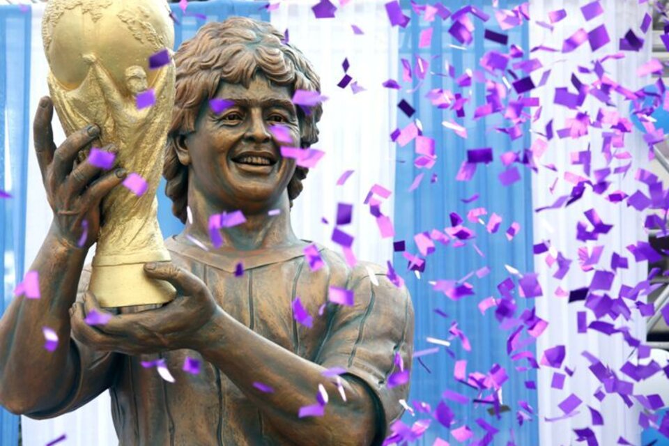 La estatua de diez metros que le dedicaron al campeón de México 86. (Fuente: EFE)