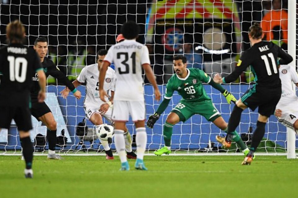 Bale marca el gol que deposita al Real Madrid en la final con el Gremio de Brasil. (Fuente: EFE)