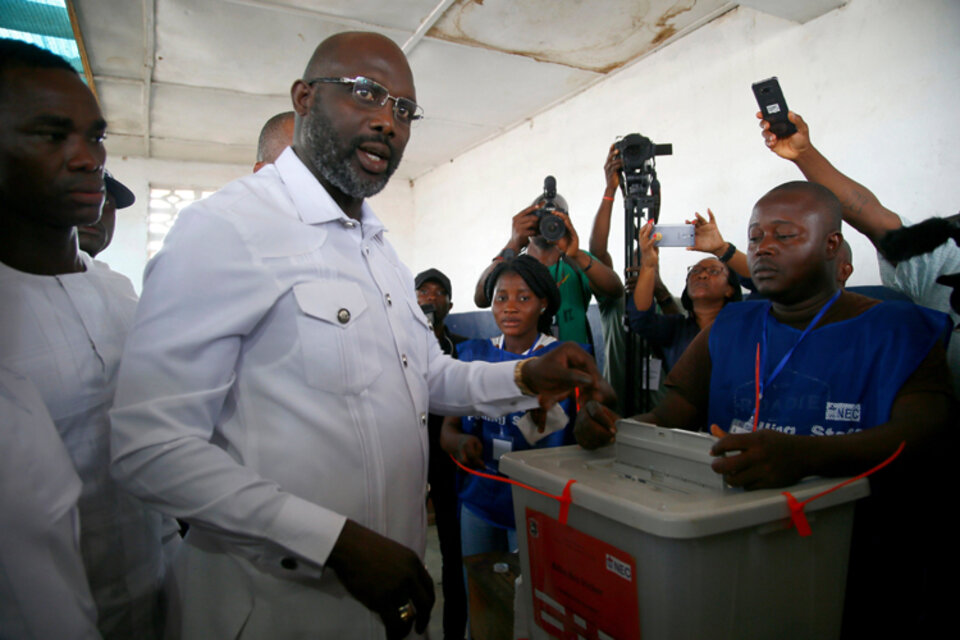 Weah vota en la segunda vuelta:dos días después, ya es presidente de Liberia. (Fuente: EFE)