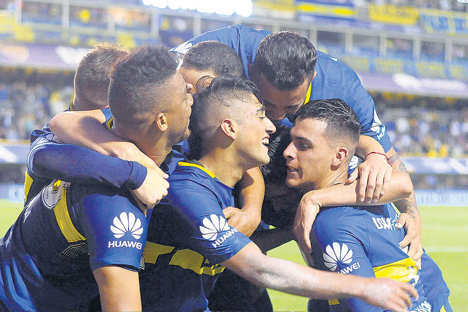 Los jugadores de Boca festejan junto al colombiano Cardona el segundo gol de Boca, el que terminó asegurando el triunfo.