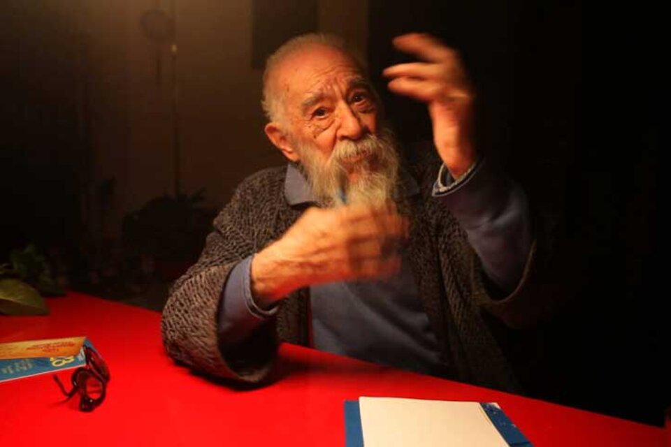 Un señor muy viejo con unas alas enormes Fernando