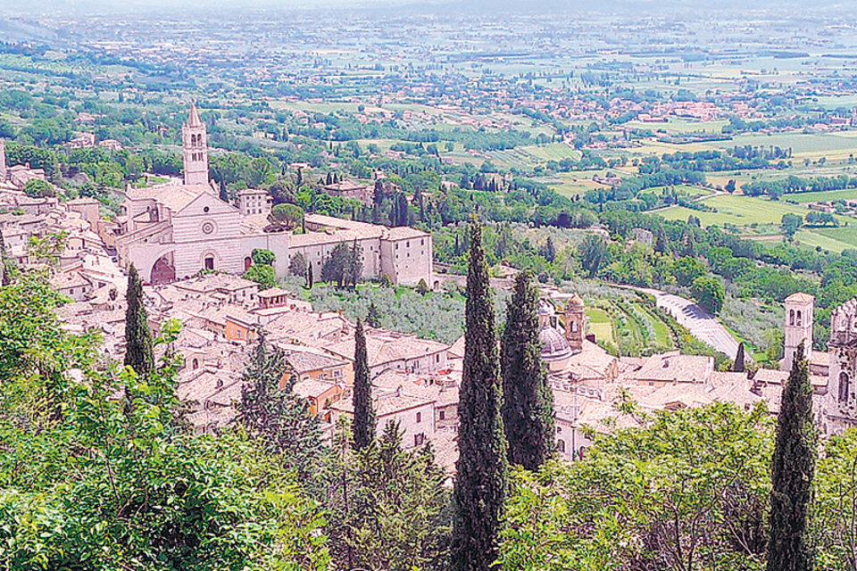 Vista sobre la ciudad vieja de Asís, construida sobre las colinas de Umbria.