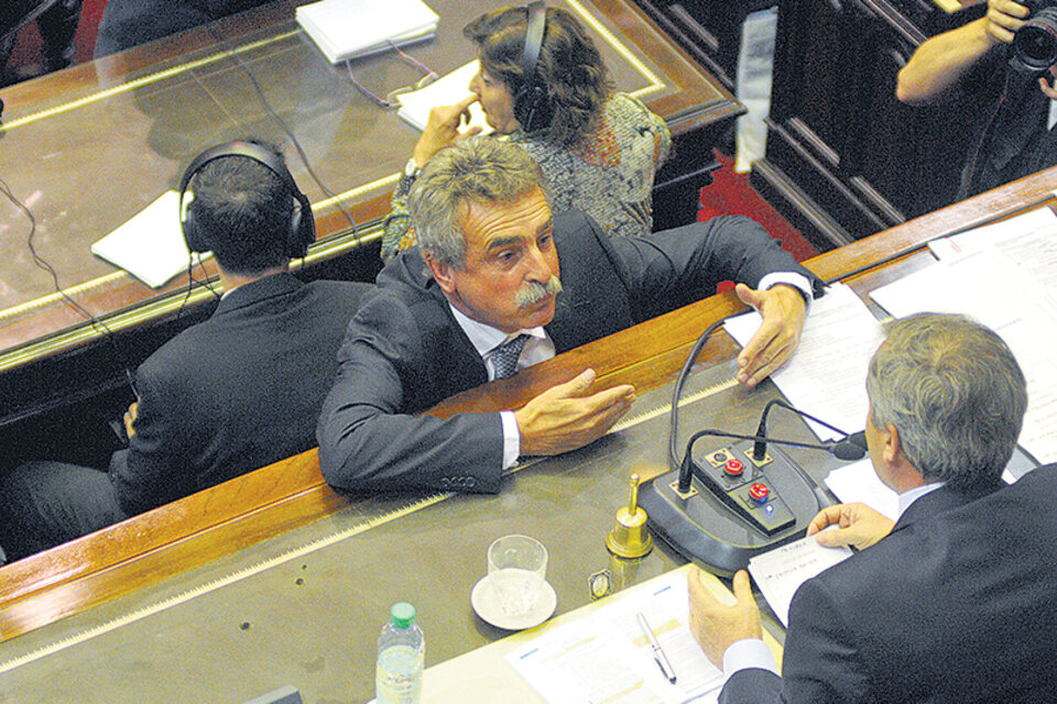 El jefe del bloque del FpV-PJ, Agustín Rossi, en uno de sus pedidos al presidente de la Cámara, Emilio Monzó. (Fuente: Sandra Cartasso)
