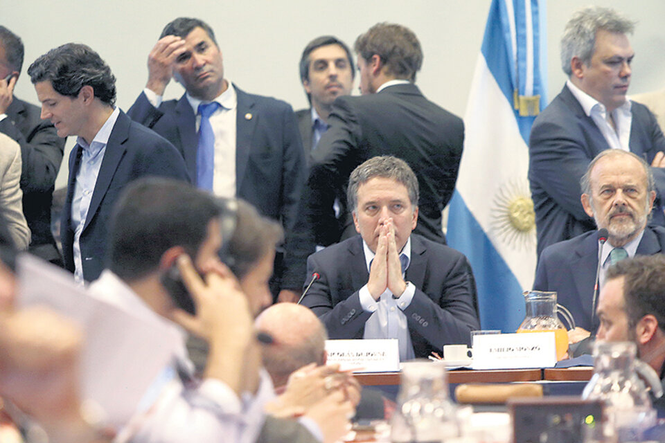 Nicolás Dujovne y Eduardo Amadeo retrucaron las recriminaciones de la oposición y se recalentó el ambiente de la reunión. (Fuente: Dafne Gentinetta)