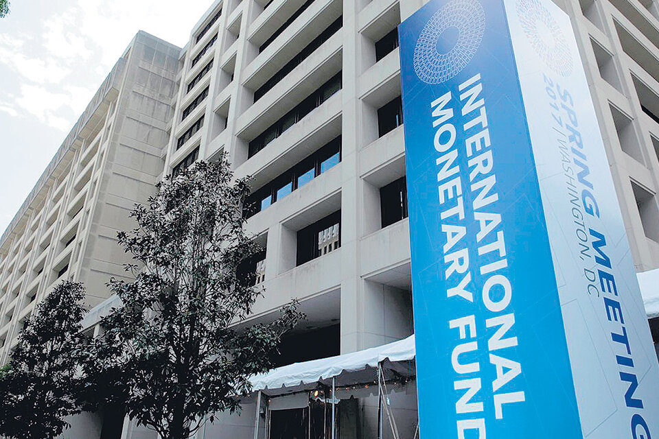 El FMI elogia el ajuste, pero pide más recortes